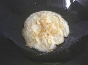 锅中入适量油，倒入蛋液煎炸；