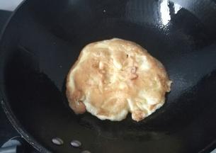 煎至金黄后翻面，另一面也煎至金黄，稍微煎老一些，汤更香浓；