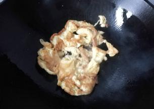 然后用锅铲斩成块盛出备用；