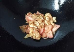 然后加入煎好的鸡蛋，翻炒均匀；