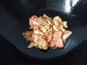 然后加入煎好的鸡蛋，翻炒均匀；