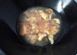 再加入适量清水，调入少许盐和生抽烧开；