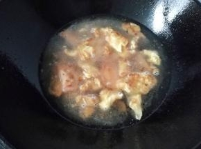 再加入适量清水，调入少许盐和生抽烧开；