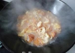 水开后放入油条，再调入适量胡椒粉和鸡精稍微煮一下，然后起锅洒葱花就可享用啦！