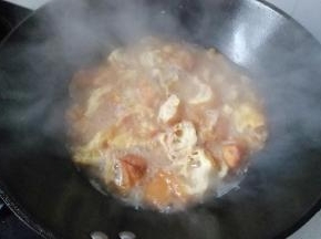 水开后放入油条，再调入适量胡椒粉和鸡精稍微煮一下，然后起锅洒葱花就可享用啦！