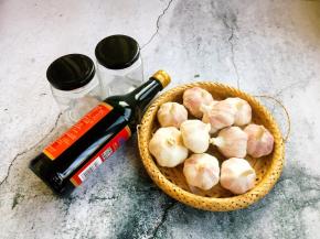 做腊八醋，蒜最好选择紫色辫子蒜，那些蒜没有做特殊处理，紫皮蒜瓣小泡得透，蒜瓣瓷实，泡出来脆香。我们要选择外衣都松散了，感觉快长芽的蒜，几天就能泡绿了。醋选择米醋，米醋口感酸度适度，香气浓而微甜。