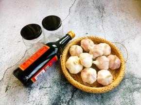 做腊八醋，蒜最好选择紫色辫子蒜，那些蒜没有做特殊处理，紫皮蒜瓣小泡得透，蒜瓣瓷实，泡出来脆香。我们要选择外衣都松散了，感觉快长芽的蒜，几天就能泡绿了。醋选择米醋，米醋口感酸度适度，香气浓而微甜。