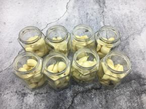 将蒜放在容器里，蒜的量与醋的量是1:1，这个比例可随个人喜欢调整。