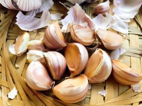 先把蒜掰开成一粒一粒的。