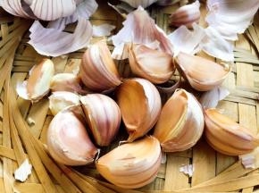 先把蒜掰开成一粒一粒的。