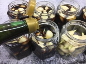 把醋倒入在盛有蒜的容器里。