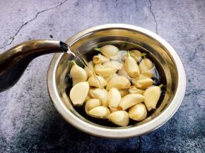 用凉水清洗一下。