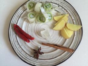 大葱切段，生姜切片