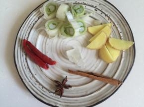 大葱切段，生姜切片