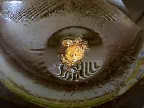 锅内放油，放入冰糖小火加热至冰糖熬出糖色