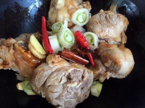 放入配料翻炒几下