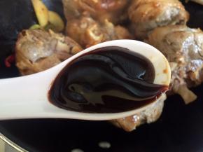 放入蚝油翻炒均匀