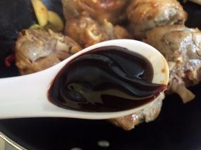 放入蚝油翻炒均匀