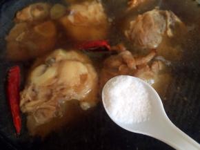 放盐调味，大火烧开后转中火煮约40分钟