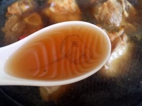 添水没过棒骨，放入料酒