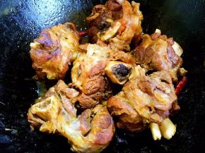 煮至肉熟，收浓汤汁