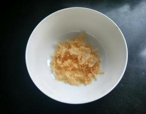 准备木耳，剪碎。