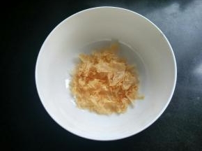 准备木耳，剪碎。