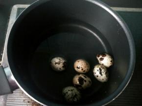 鹌鹑蛋煮熟。