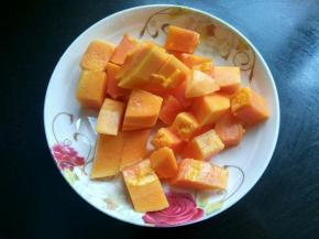 木瓜半个，去皮去籽切小块。