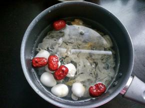 银耳红枣洗净放入锅中，加适量清水，放鹌鹑蛋。