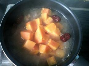 煮30分钟，银耳软烂，放木瓜。