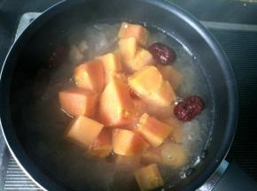 煮30分钟，银耳软烂，放木瓜。