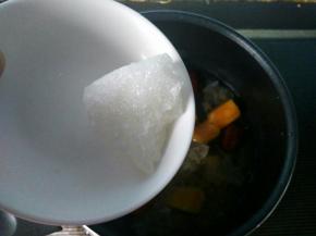 煮五分钟，放冰糖。