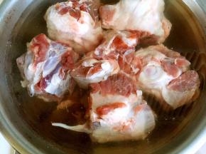 凉水下锅焯去血沫