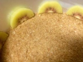 切好的猕猴桃片如图装饰，然后放冰箱冷藏第一层蛋糕底就做好了