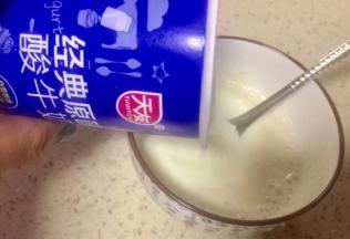 吉利丁粉倒入酸奶充分搅拌待用