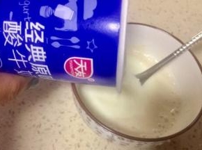 吉利丁粉倒入酸奶充分搅拌待用