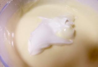 往奶酪糊里逐步加入奶油