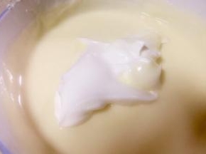 往奶酪糊里逐步加入奶油