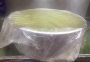 用保鲜袋套上避免串味，放入冰箱冷藏4 小时以上