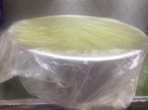用保鲜袋套上避免串味，放入冰箱冷藏4 小时以上