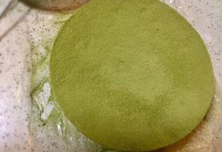 取三克抹茶粉用粉筛撒在蛋糕表面，尽量撒的均匀美观