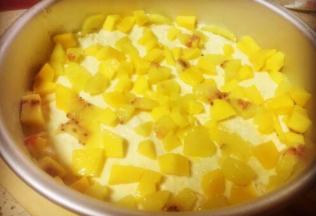 平铺在'之前的饼干底上后再把三分之一的芒果丁铺在上面，第二层酸奶芝士慕斯就做好了，放冰箱冷藏备用