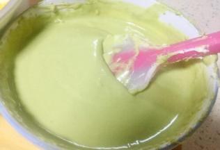 现在做最上面层抹茶芝士慕斯，方法跟之前9~17方法一模一样，只是酸奶换做牛奶！在11加糖霜的同时加5克抹茶粉一起搅