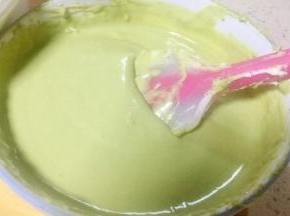 现在做最上面层抹茶芝士慕斯，方法跟之前9~17方法一模一样，只是酸奶换做牛奶！在11加糖霜的同时加5克抹茶粉一起搅
