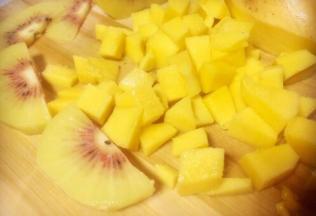 猕猴桃切散形片，芒果切丁