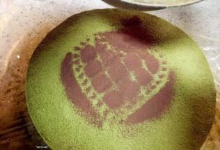 取2克可可粉选自己喜欢的模型用粉筛筛在表面装饰