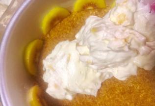 把冰箱里的蛋糕底取出，倒入18