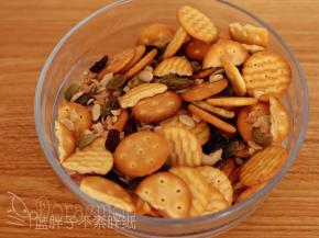 饼干、坚果、蔓越莓干等先混合均匀，这样后面才不会手忙脚乱。