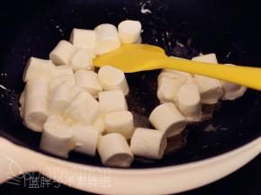 加入棉花糖，先大致翻拌一下，让每一颗棉花糖表面都沾满黄油。